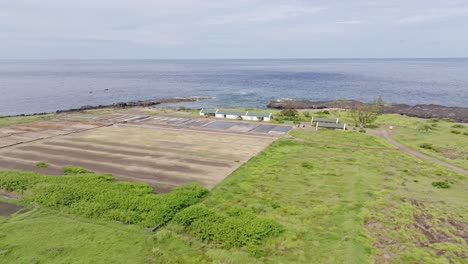 vista de avión no tripulado que ofrece una amplia perspectiva global de las salinas, el granero de sal y los alrededores en pointe au sel en saint-leu, isla de la reunión, con un movimiento de órbita a la izquierda
