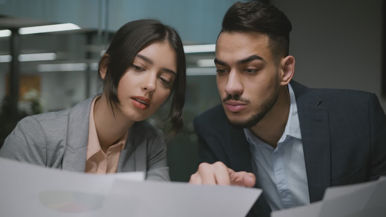 trabajo en equipo y concepto de brainstorming. jóvenes profesionales colegas diversos leyendo documentos, trabajando en la oficina