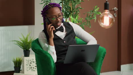 Woman-receptionist-talking-on-phone