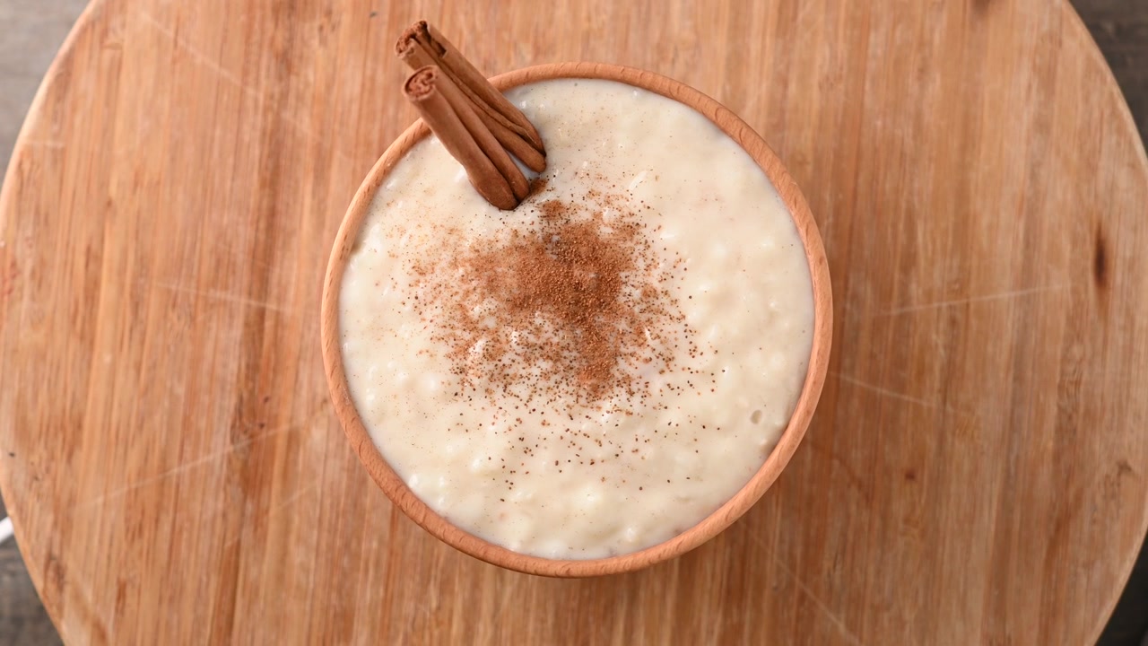 Budino di riso in ciotola di legno