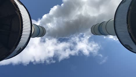 chimeneas humeantes vistas desde abajo