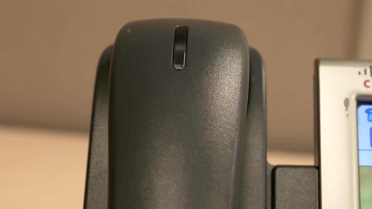 슈퍼 슬로우 모션으로 사무실 전화기를 내려치는 손의 극단적인 클로즈업