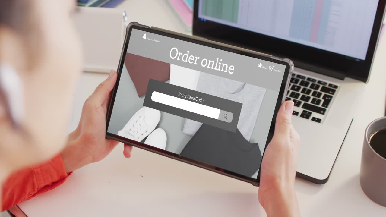 태블릿을 사용하는 책상에 앉아 있는 백인 여성, 온라인에서 옷을 구입하는 것, 느린 동작