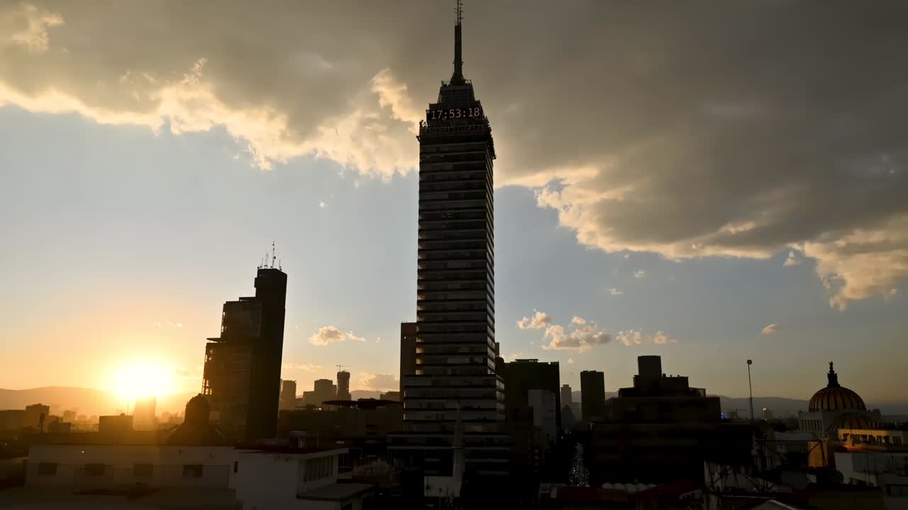 timelapse de puesta de sol en la torre latinoamericana, rascacielos en el centro de la ciudad de méxico, horizonte de la ciudad de méxico