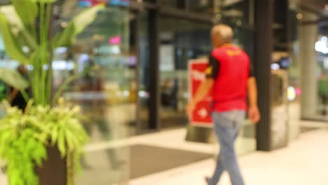 imagen borrosa del interior de un centro comercial