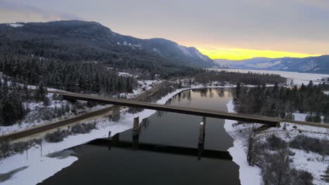 Puesta-De-Sol-Sobre-El-Río-Thompson-En-El-País-De-Las-Maravillas-Invernal:-Vista-De-Drones-De-La-Autopista-1-Y-El-Puente