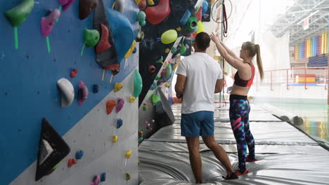 personas en un centro de pared de escalada