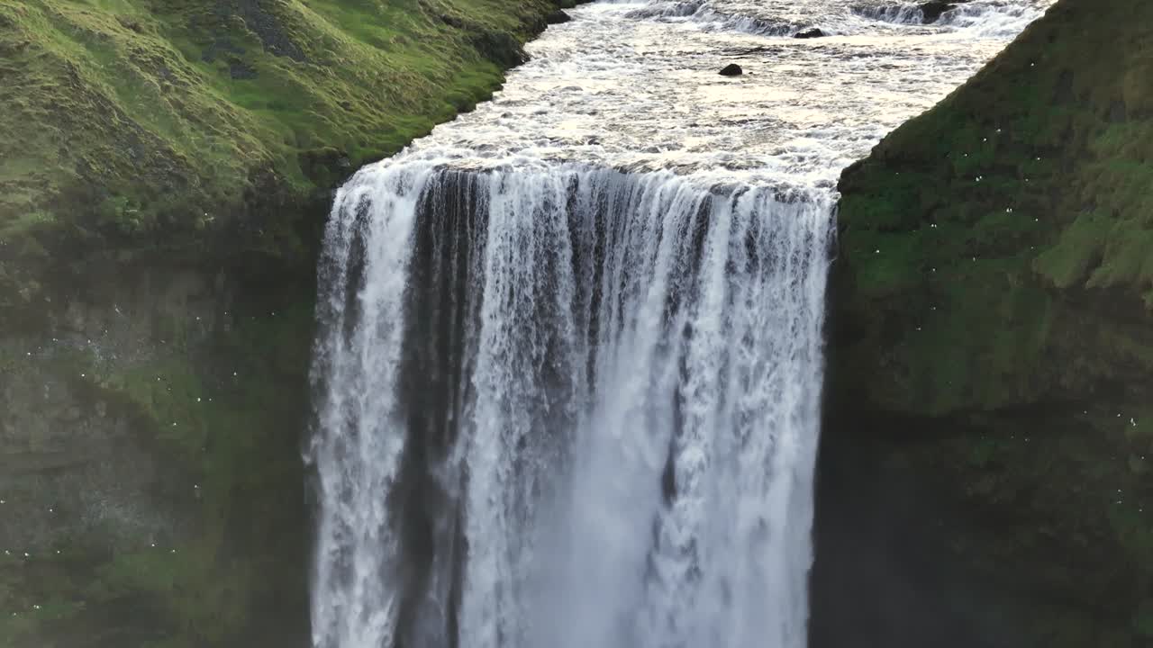 las cataratas de skogafoss caen en la hermosa islandia por la mañana, primer plano aéreo