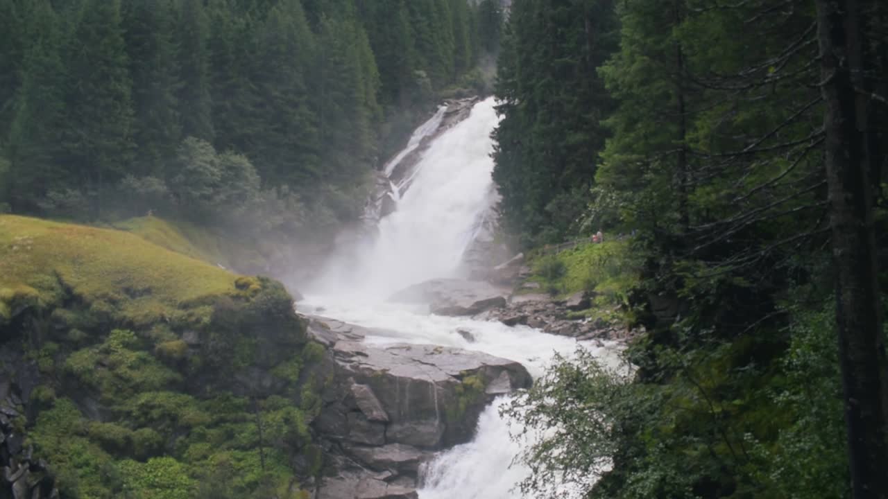 pequeña cascada en austria con un movimiento de cámara constante hacia el lado derecho