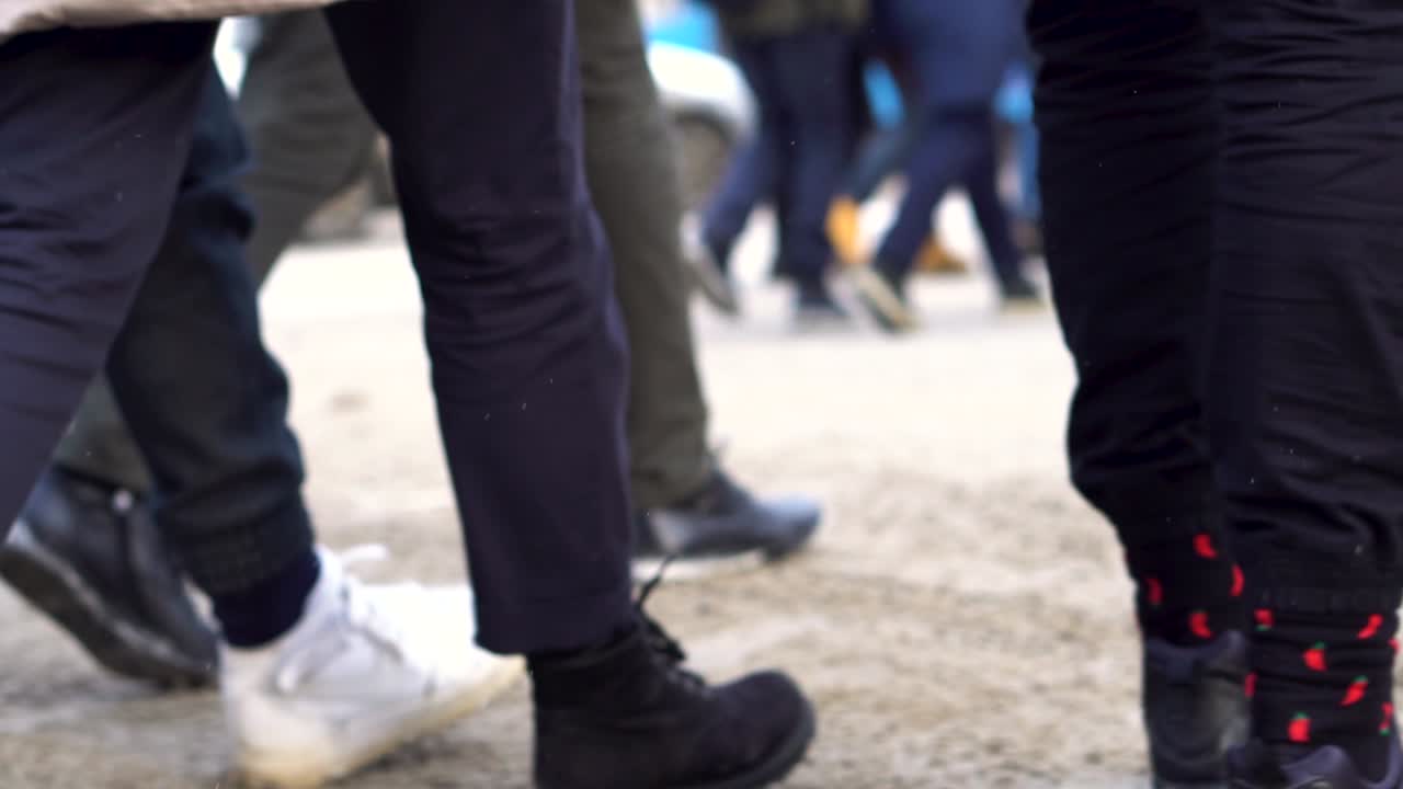 군중 중에서 는 사람들