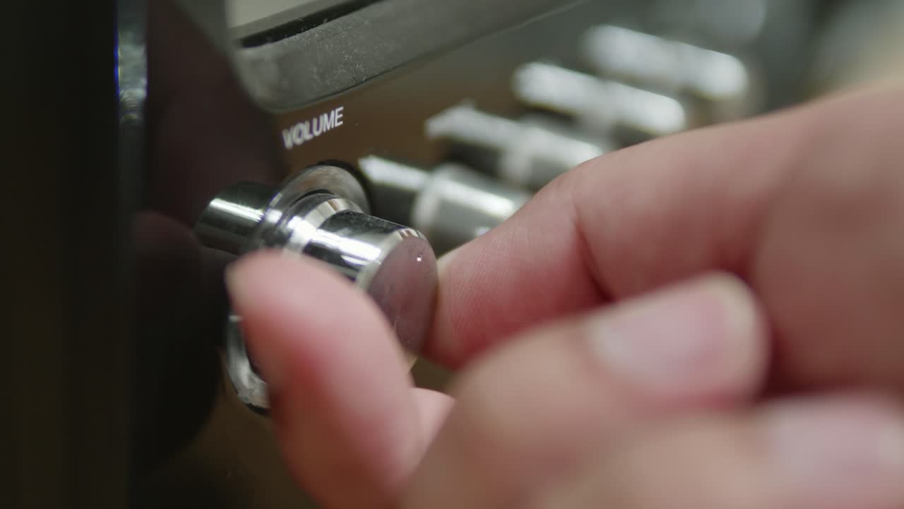 방송 및 음악 개념을 위한 흐림 조정 버튼으로 볼륨 조절을 수동으로 조정