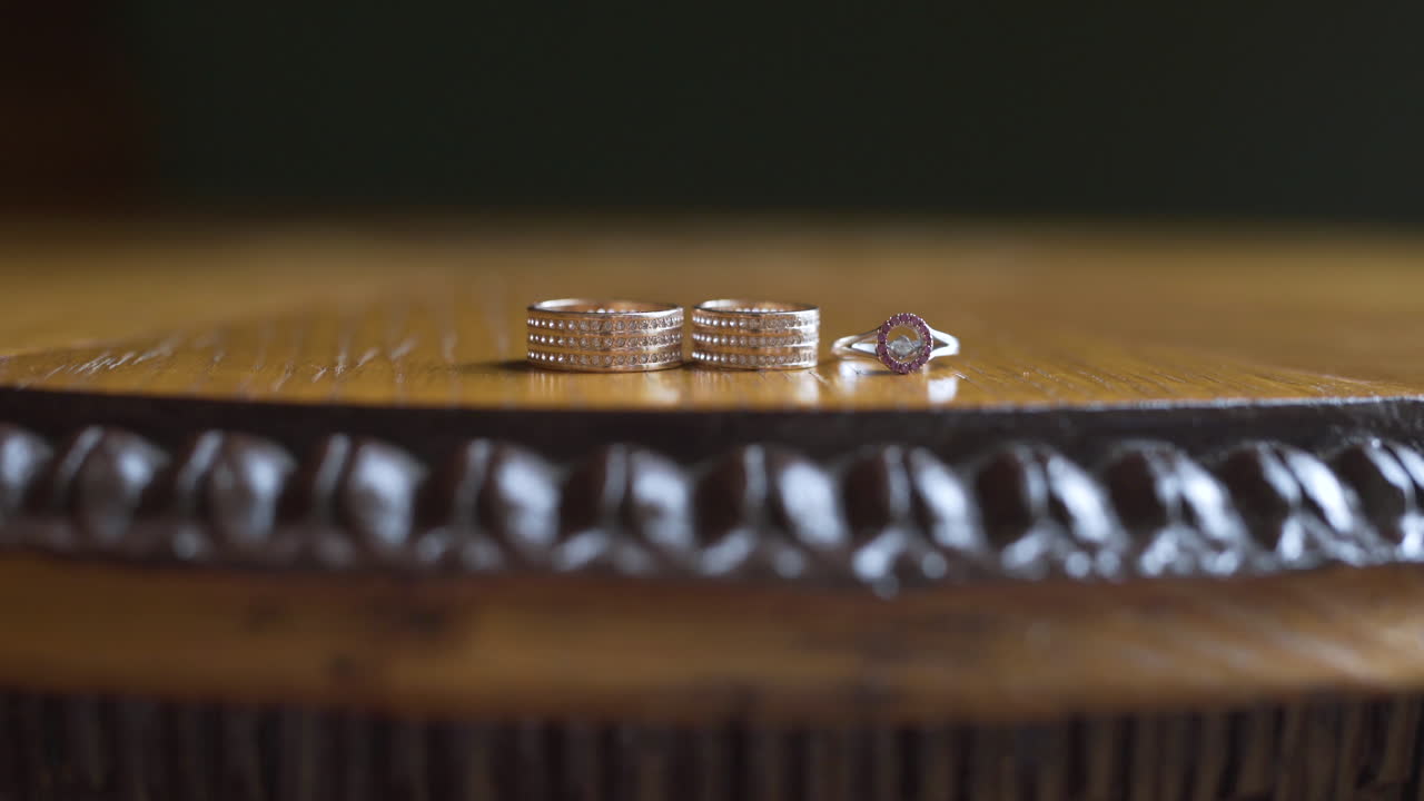 Cincin Kawin dan Tunangan Emas Elegan di Meja Kayu
