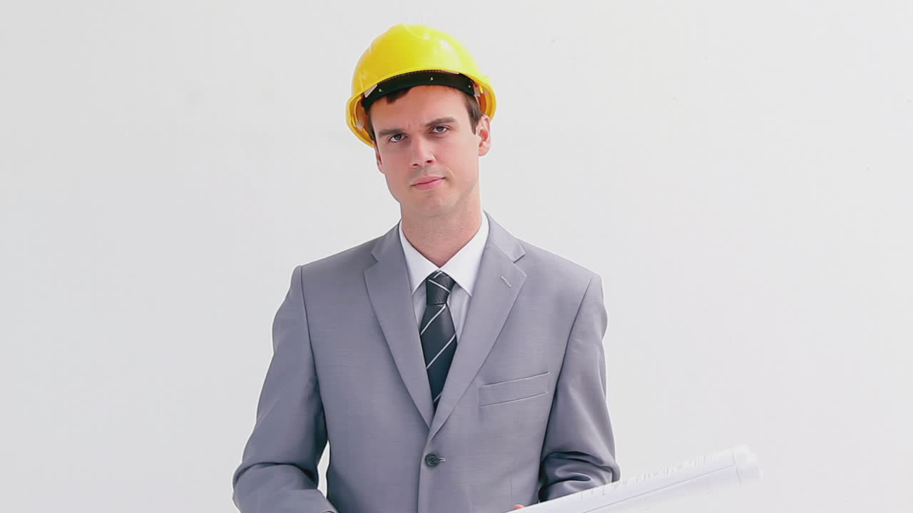 arquitecto sonriente leyendo planos