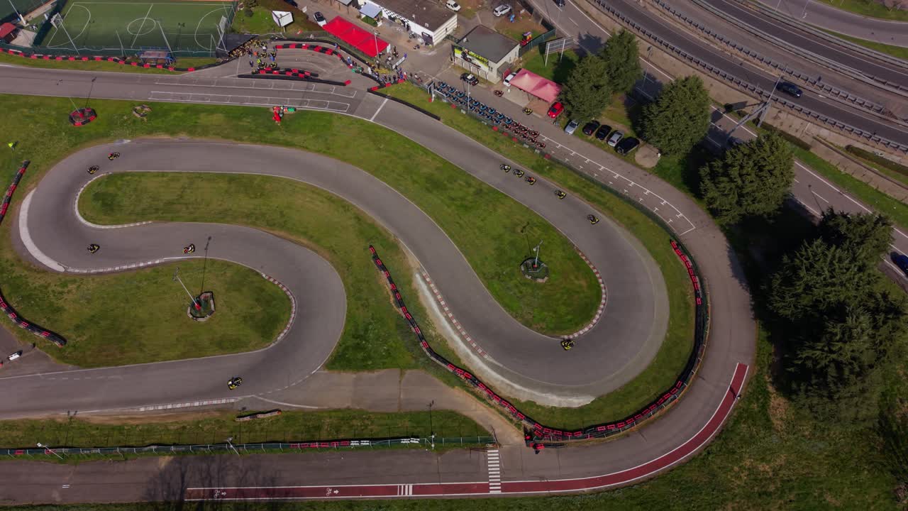 Vista aerea: Pista di Karting, Competizione, Velocità, Azione.