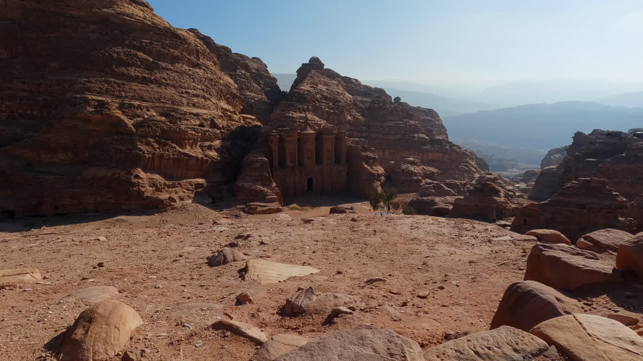 foto de mano de ad deir, el monasterio, en un día soleado, petra, jordania
