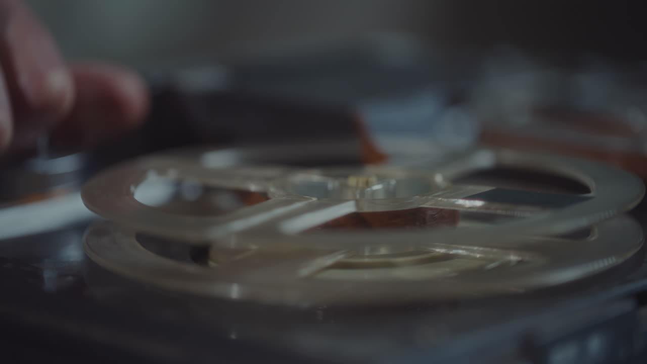 스파이는 신중한 녹음을 듣습니다.