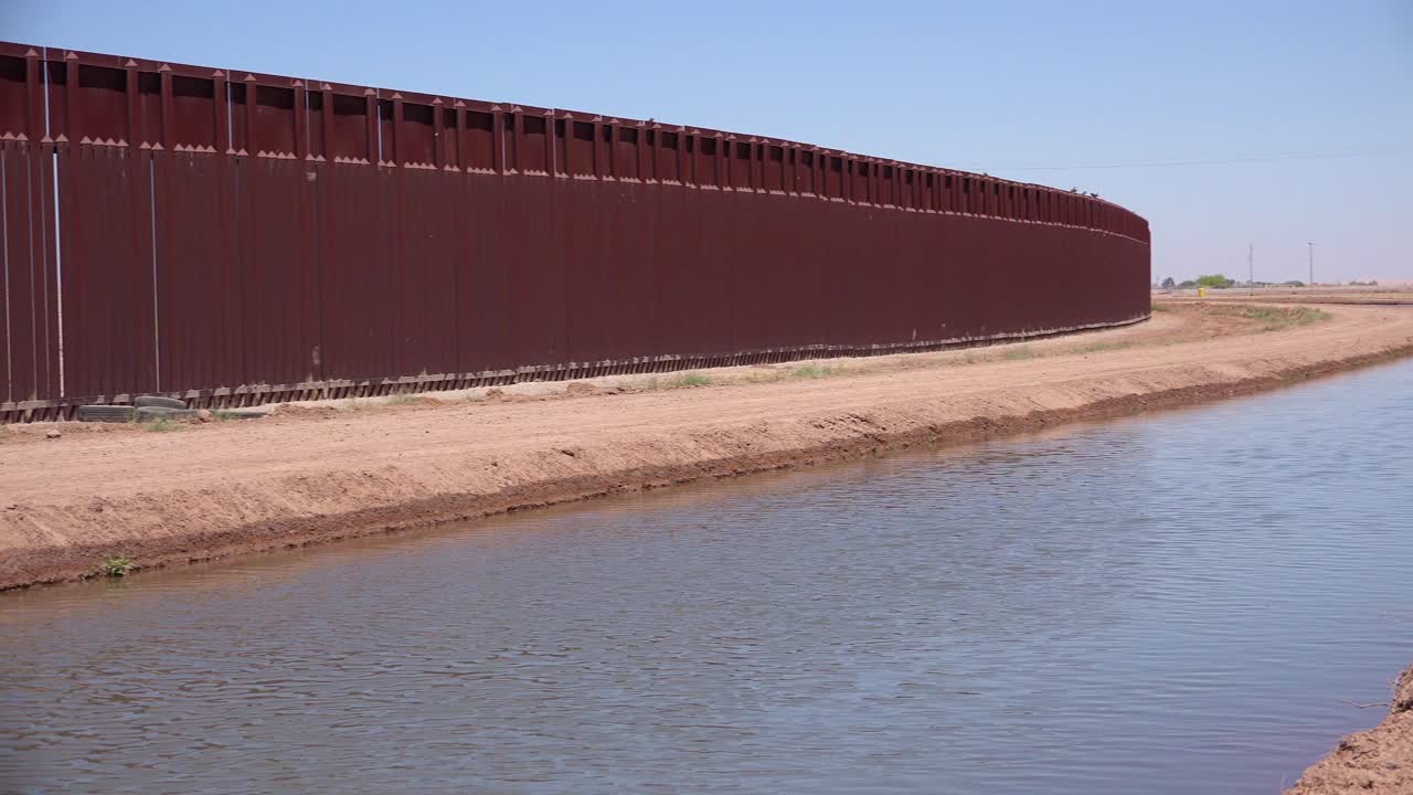 un afluente del río colorado fluye a lo largo del muro fronterizo entre estados unidos y méxico 1