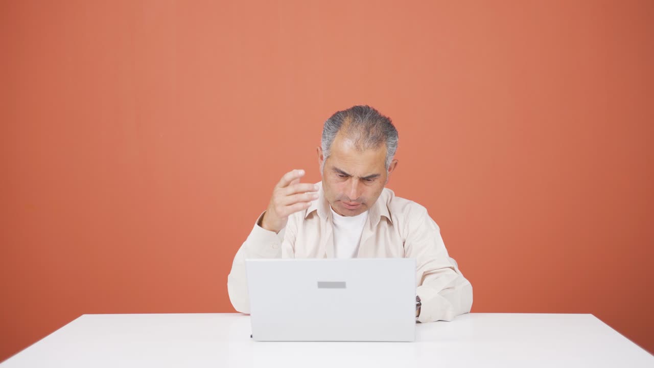 el hombre que mira la computadora portátil está desmotivado y aburrido.