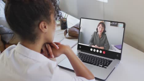 animación de una mujer biracial haciendo una videollamada en una computadora portátil