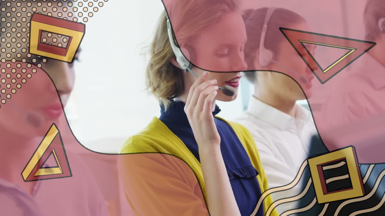 헤드 ⁇ 을 착용 한 사무실 직원 들 위 에 움직이는 삼각형 과 사각형 의 애니메이션