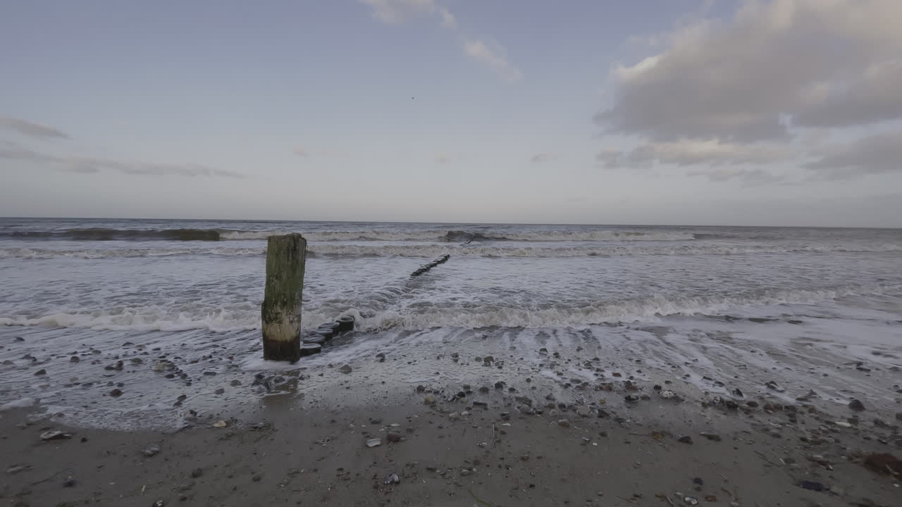 폭풍우 치는 날씨에 발트해의 높은 파도