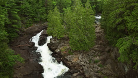 Drone-Aéreo-De-Oxtongue-Falls-En-Algonquin-Park,-Ontario,-Canadá