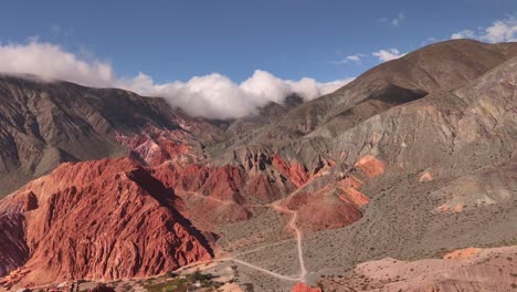 Panorámica-Aérea-De-Drones-Sobre-El-Colorido-Cerro-De-Purmamarca.