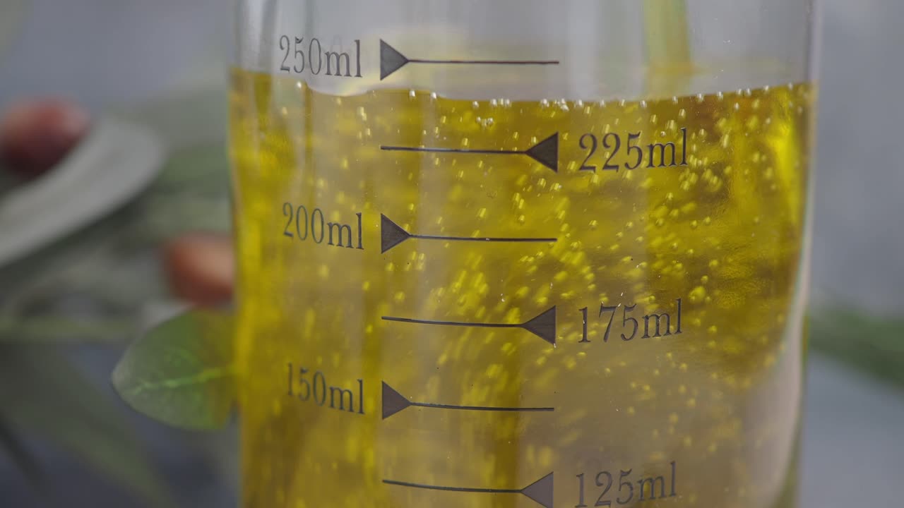 измерение масла в стеклянной бутылке