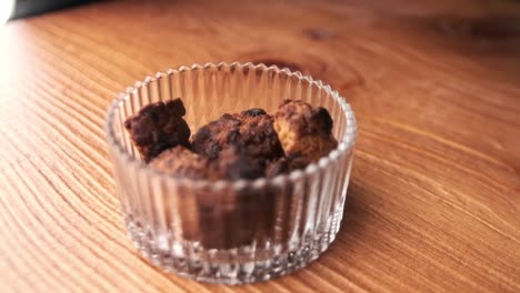 primer plano de poner una galleta con chispas de chocolate quemada recocida en un frasco de vidrio