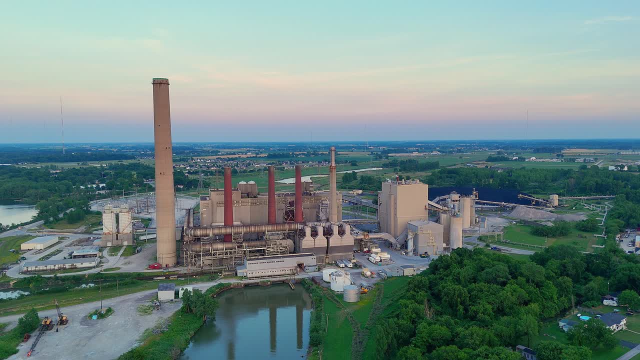 Centrale elettrica di Walleye Bay Shore con alti fumaioli in Ohio, vista aerea