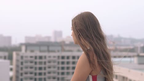 Mujer-Soñadora-Se-Encuentra-En-El-Techo-Del-Hotel-Contra-El-Cielo-En-Cámara-Lenta