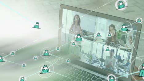red de conexiones sobre personas en la pantalla de la computadora portátil.