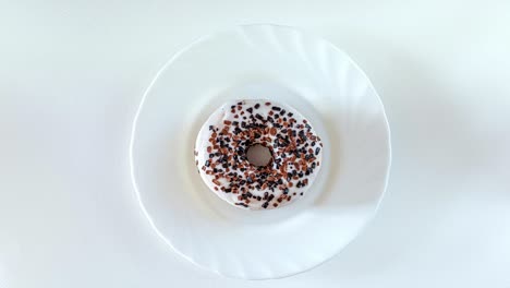 rosquilla blanca girando, detener el movimiento, animación en blanco, desde arriba, flatlay