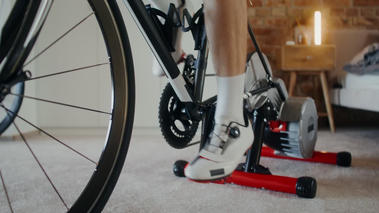 집에서 실내 자전거 운동