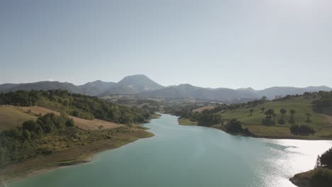 Un-Dron-Disparado-Desde-El-Lago-Cingoli-6