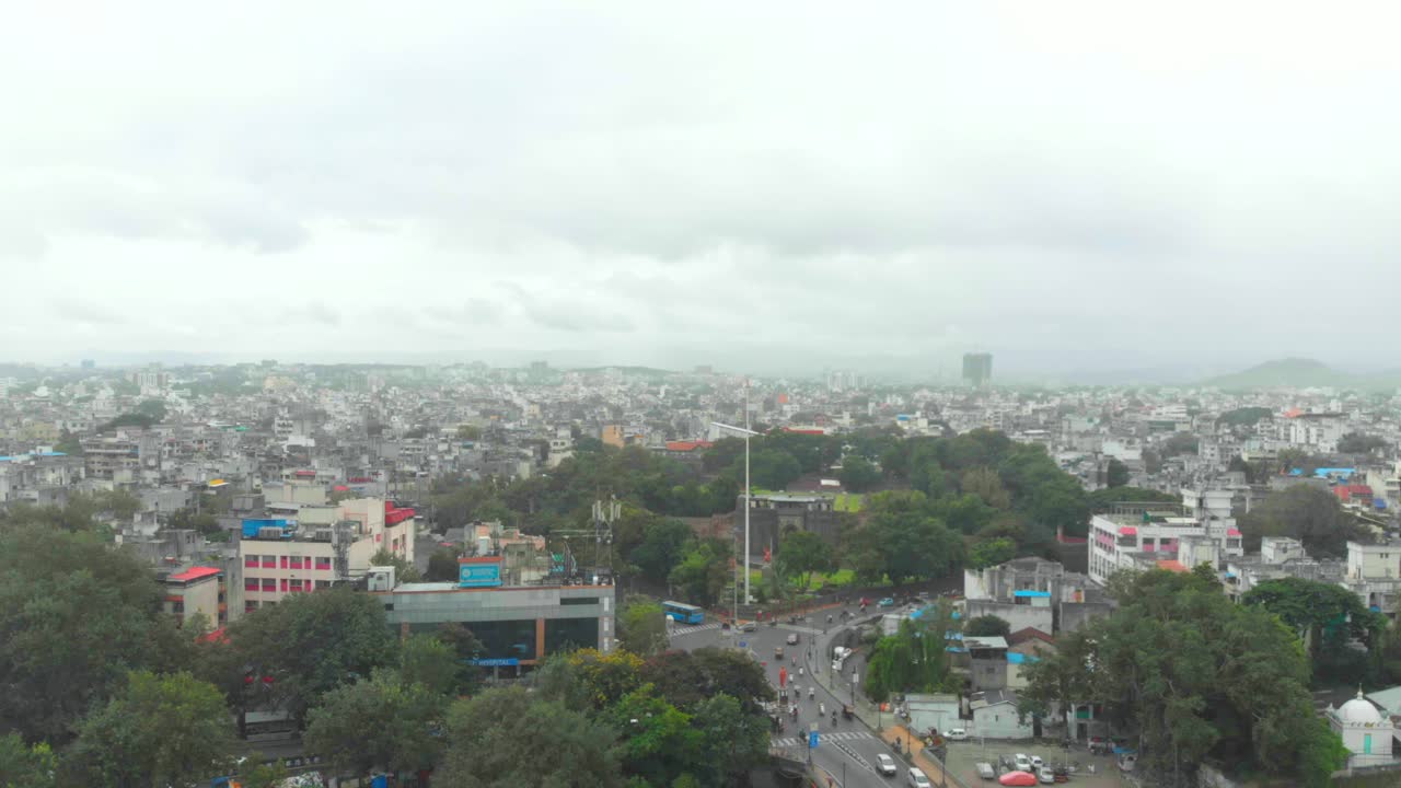 drone estático disparado sobre shaniwar wada chhatrapati shivaji bridge road y dr. hegdewar chowk antiguo sitio patrimonial de la ciudad de pune india