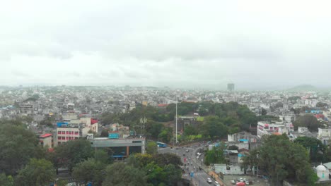 Drone-Estático-Disparado-Sobre-Shaniwar-Wada-Chhatrapati-Shivaji-Bridge-Road-Y-Dr-Hegdewar-Chowk-Antiguo-Sitio-Patrimonial-De-La-Ciudad-De-Pune-India