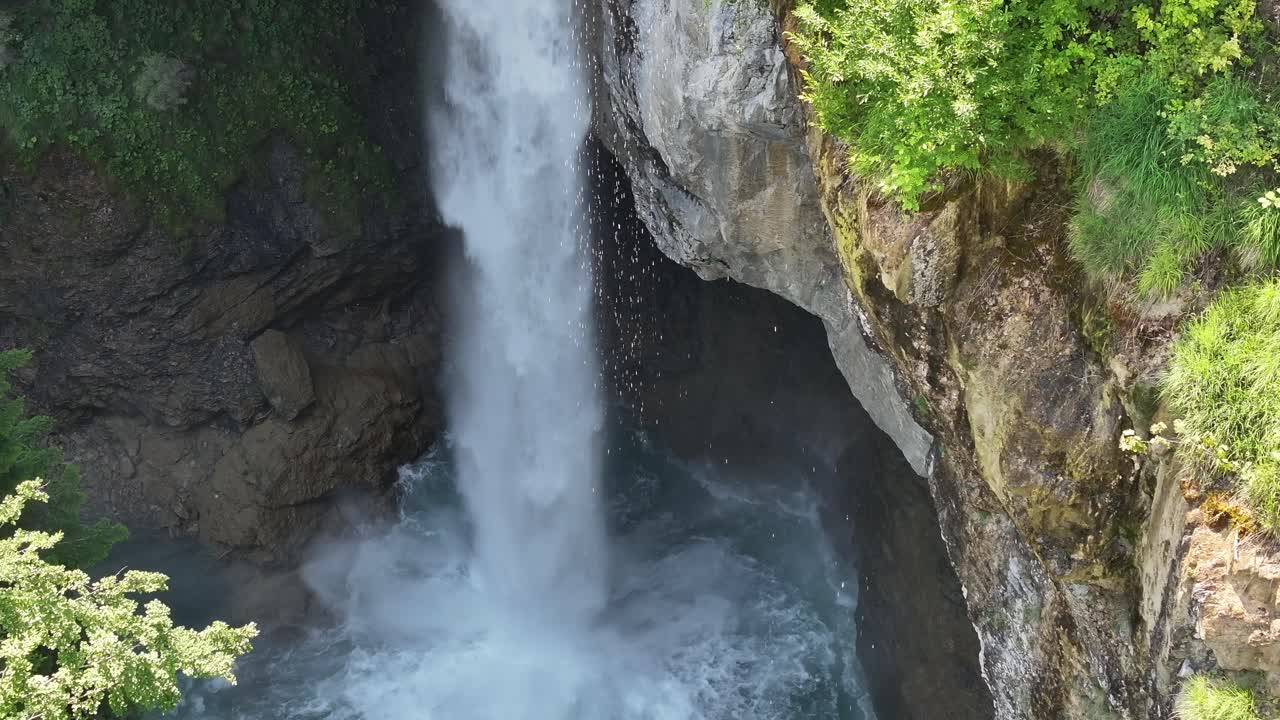 cascada de berglistüber, una pintoresca cascada ubicada en la región de glarus süd de suiza