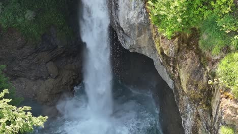 Berglistüber-Wasserfall,-Ein-Malerischer-Wasserfall-In-Der-Region-Glarus-Süd-In-Der-Schweiz