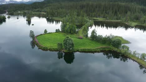 Vista-Aérea-De-La-Isla-En-El-Lago-Avan