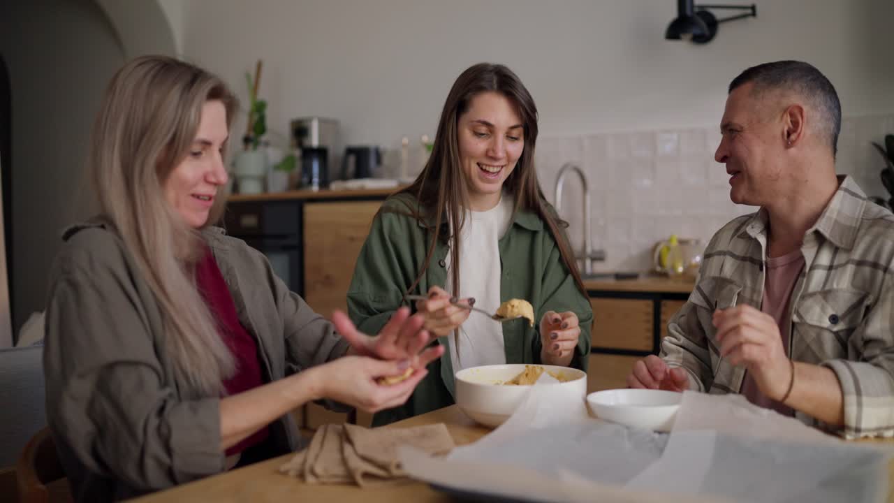 가족이 함께 쿠키를 는 것