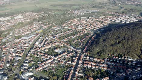 Vista-Aérea-De-Drones-De-Thale,-Rosstrappen,-Hexenstieg,-Hexentanzplatz-Y-El-Bodetal-En-El-Norte-Del-Parque-Nacional-De-Harz-A-Finales-De-Otoño-Al-Atardecer,-Alemania,-Europa