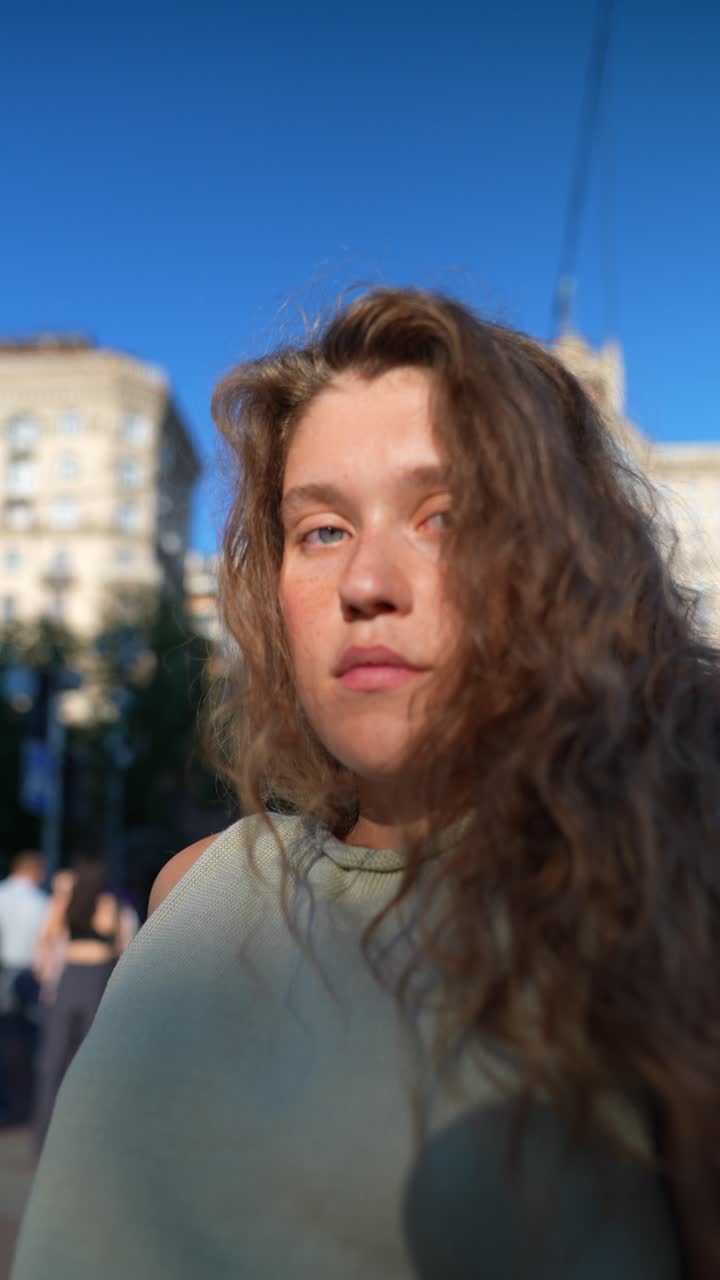 retrato de una adolescente en la ciudad