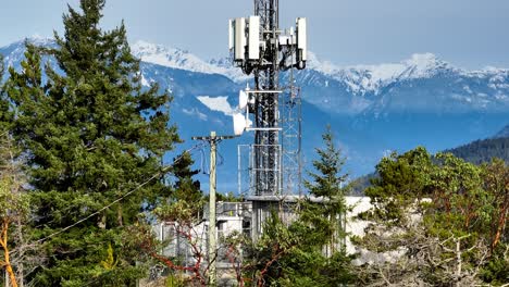 torre de telecomunicaciones en la bahía de la herradura con vista panorámica de la cordillera en el fondo en bc, canadá