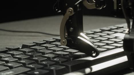 brazo robótico escribiendo en un teclado