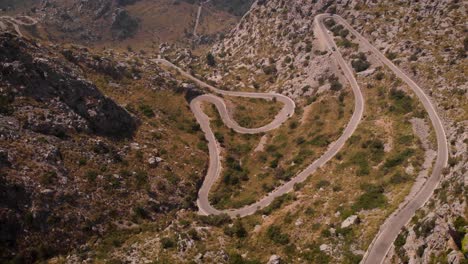 antena: incline hacia arriba desde la carretera serpenteante hasta la vista panorámica de la montaña en españa