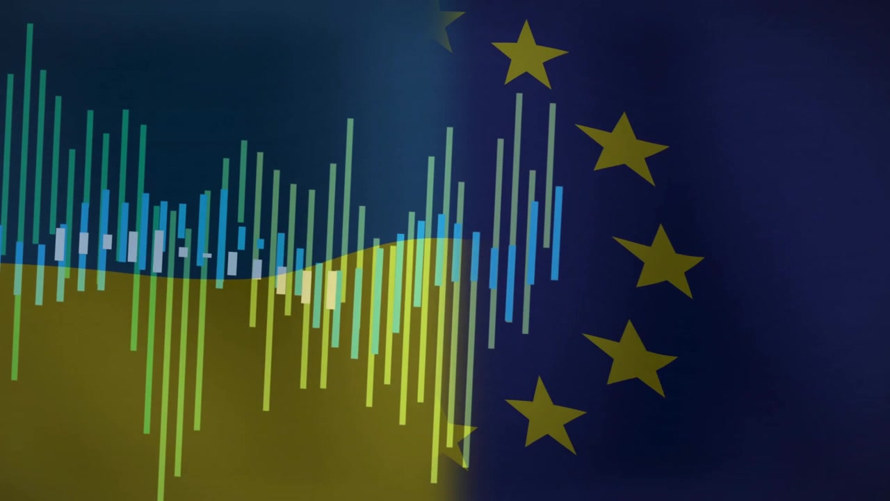 Barre verticali che emergono sulla bandiera ucraina, poi crescono e si spostano sulla bandiera dell'UE mostrando il flusso di dati.