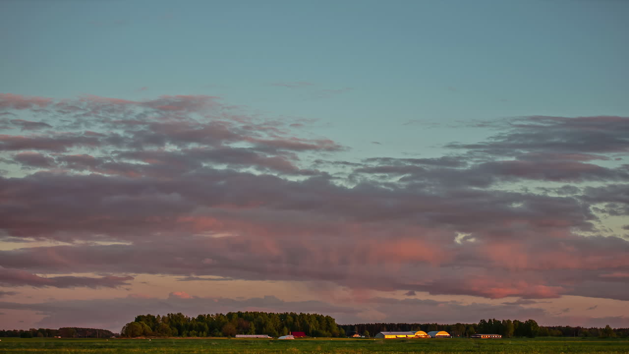 nubes moviéndose en múltiples direcciones durante una colorida puesta de sol