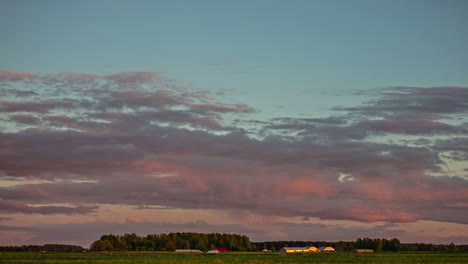 nubes moviéndose en múltiples direcciones durante una colorida puesta de sol