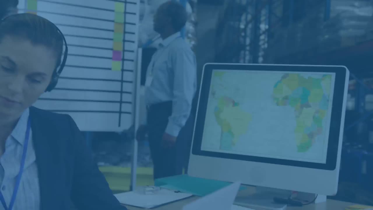 animación de tablero de negociación y gráficos sobre mujer caucásica con auriculares y usando computadora portátil